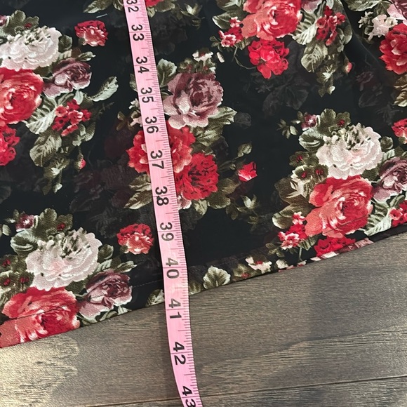 Re-Named Long Sleeve,Floral V-neck, lightweight,sheer, lined upper - Picture 12 of 15